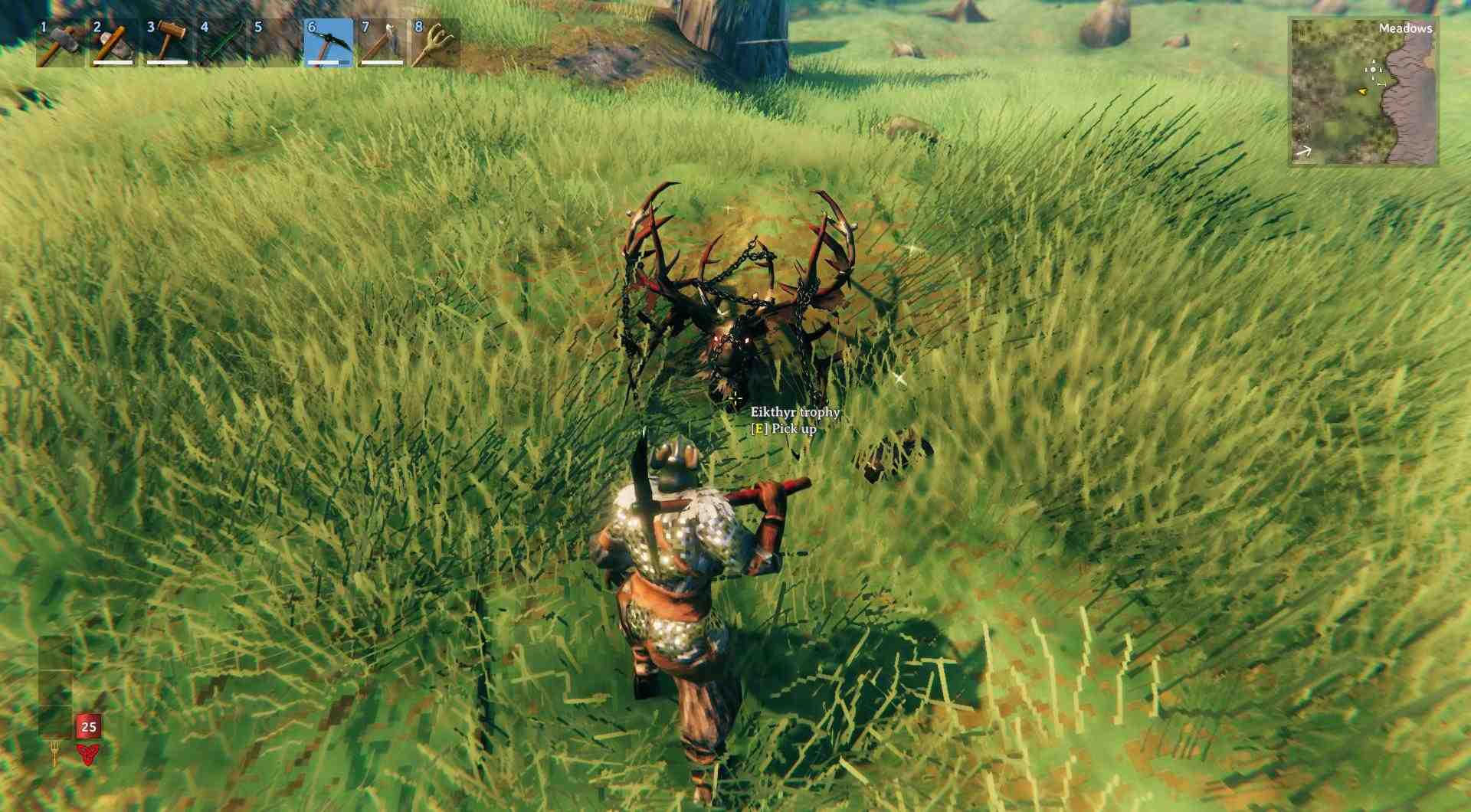 Besiege den ersten Boss Eikthyr in Valheim.