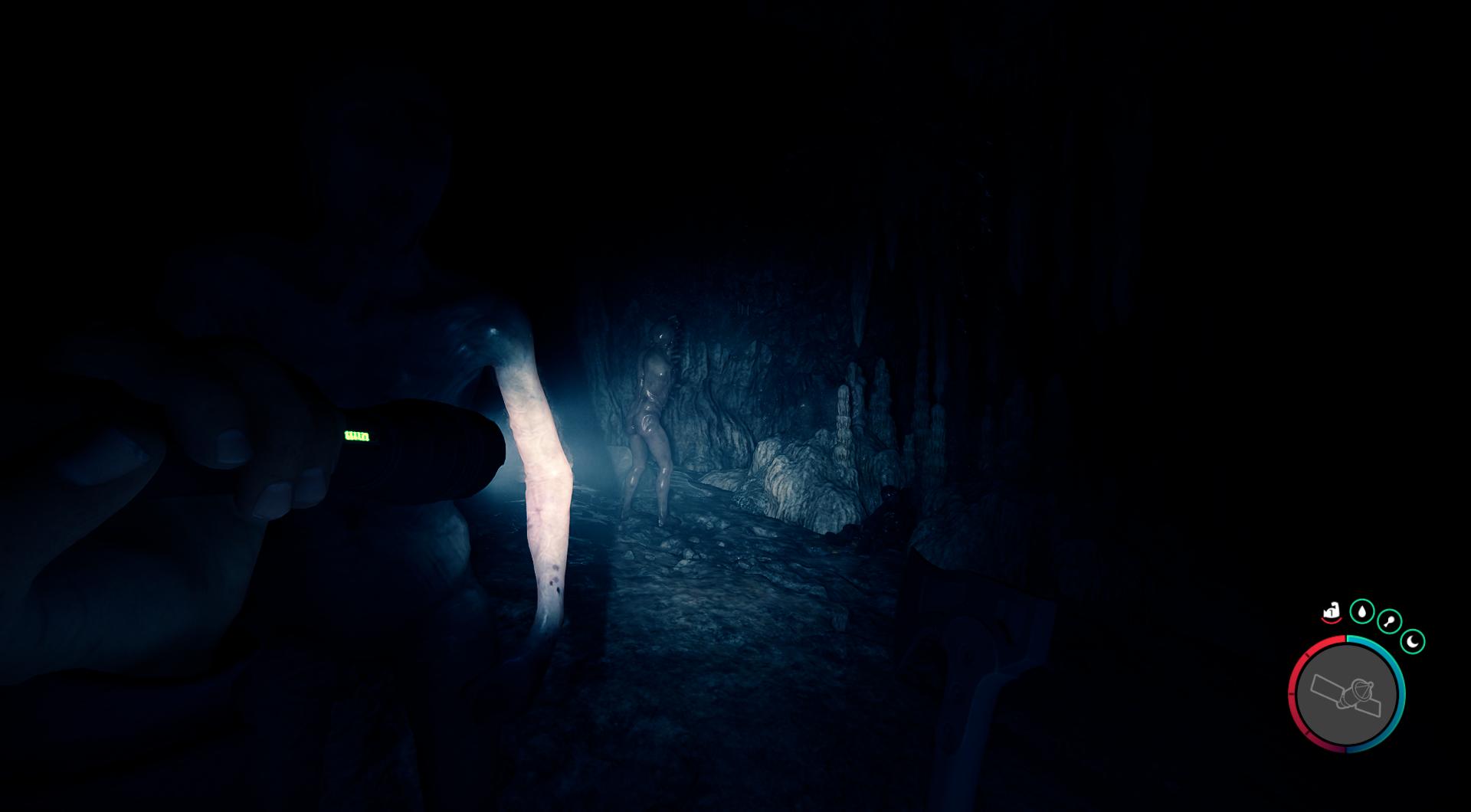 Ein hölzernes Kreuz markiert den Weg nach links, in das Herz der Höhle.