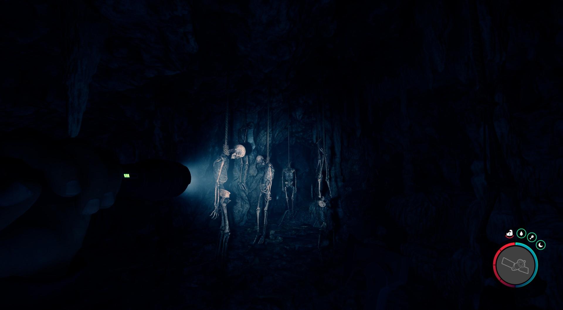 Durch Navigation vorbei an skelettartigen Erinnerungen an die Geheimnisse der Höhle.