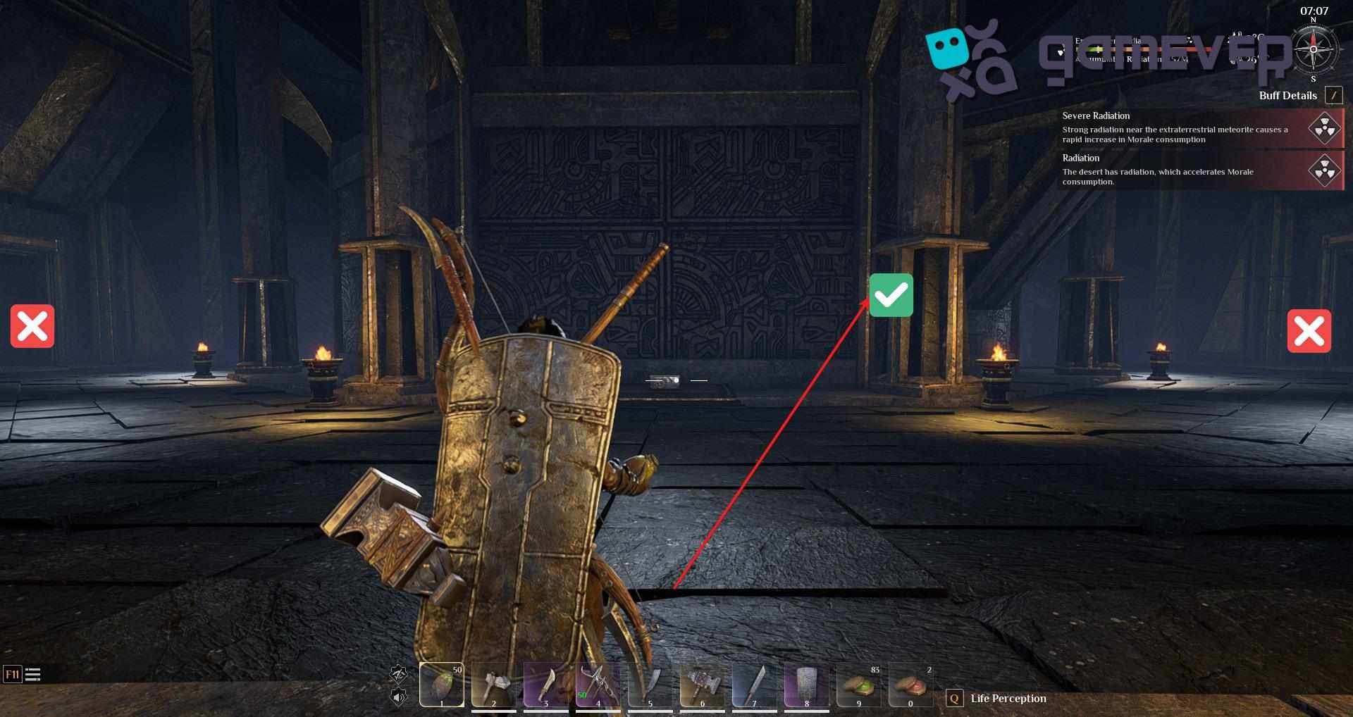 Rodea esta gran columna y entra por la puerta.
