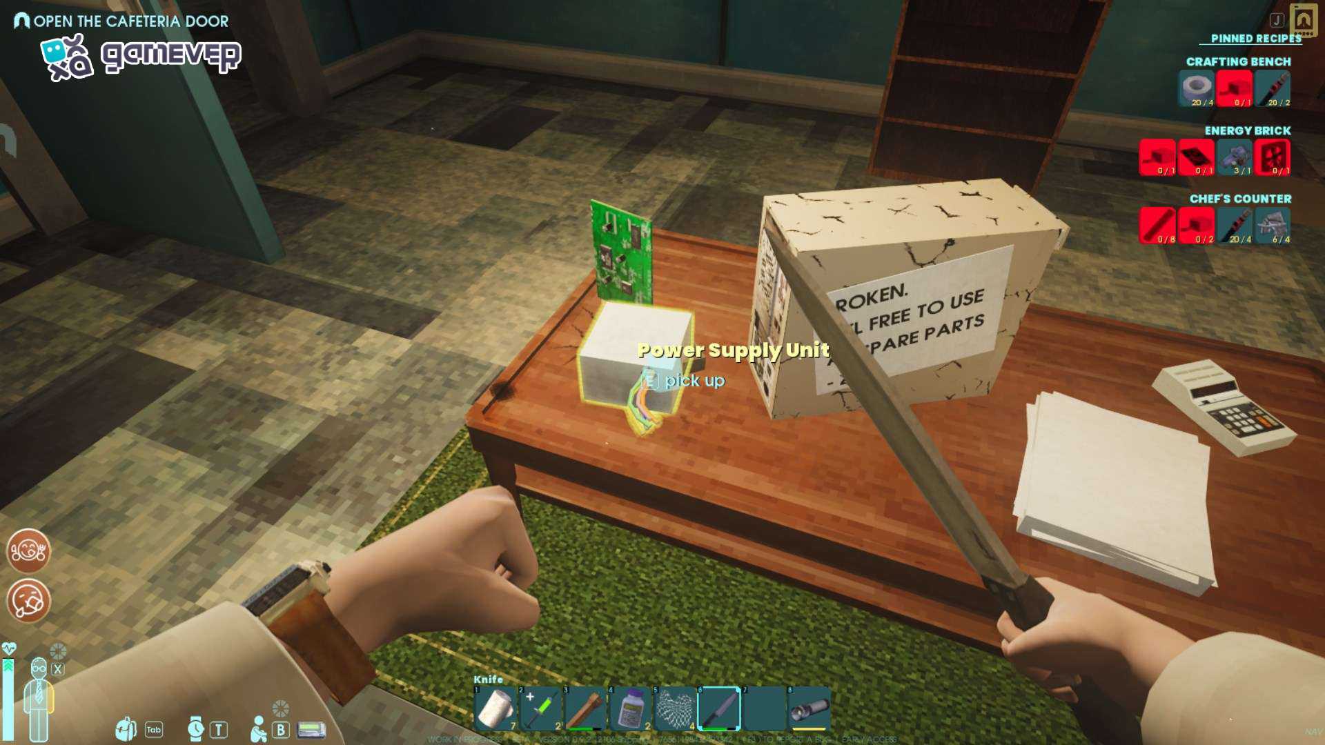 Toma un cuchillo para obtener los elementos necesarios para craftear una mesa de trabajo y un bloque de energía.