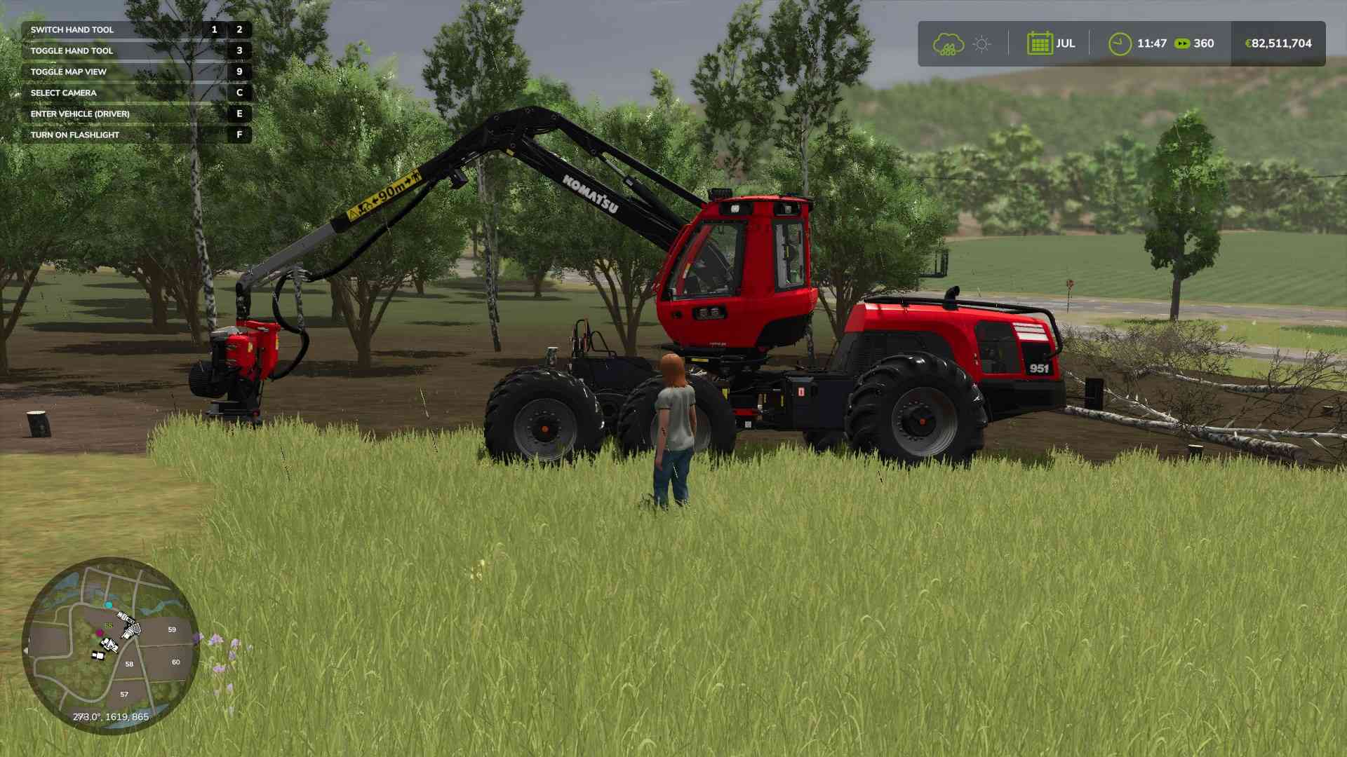 Nutze den Komatsu für eine einfachere Handhabung beim Schneiden von Bäumen in handlichen Größen.