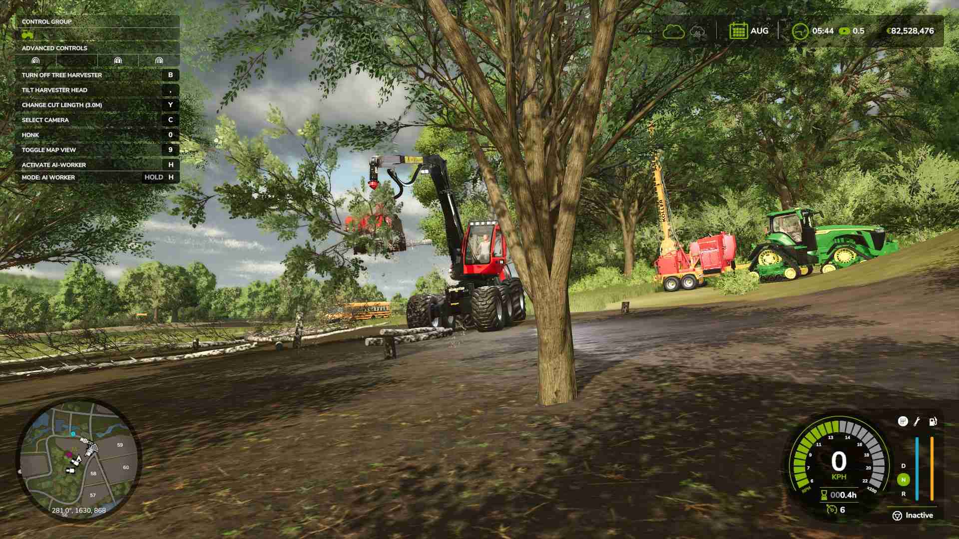 Beobachte, wie der Harvester den Baum vor dem Schneiden sichert in Farming Simulator 25.