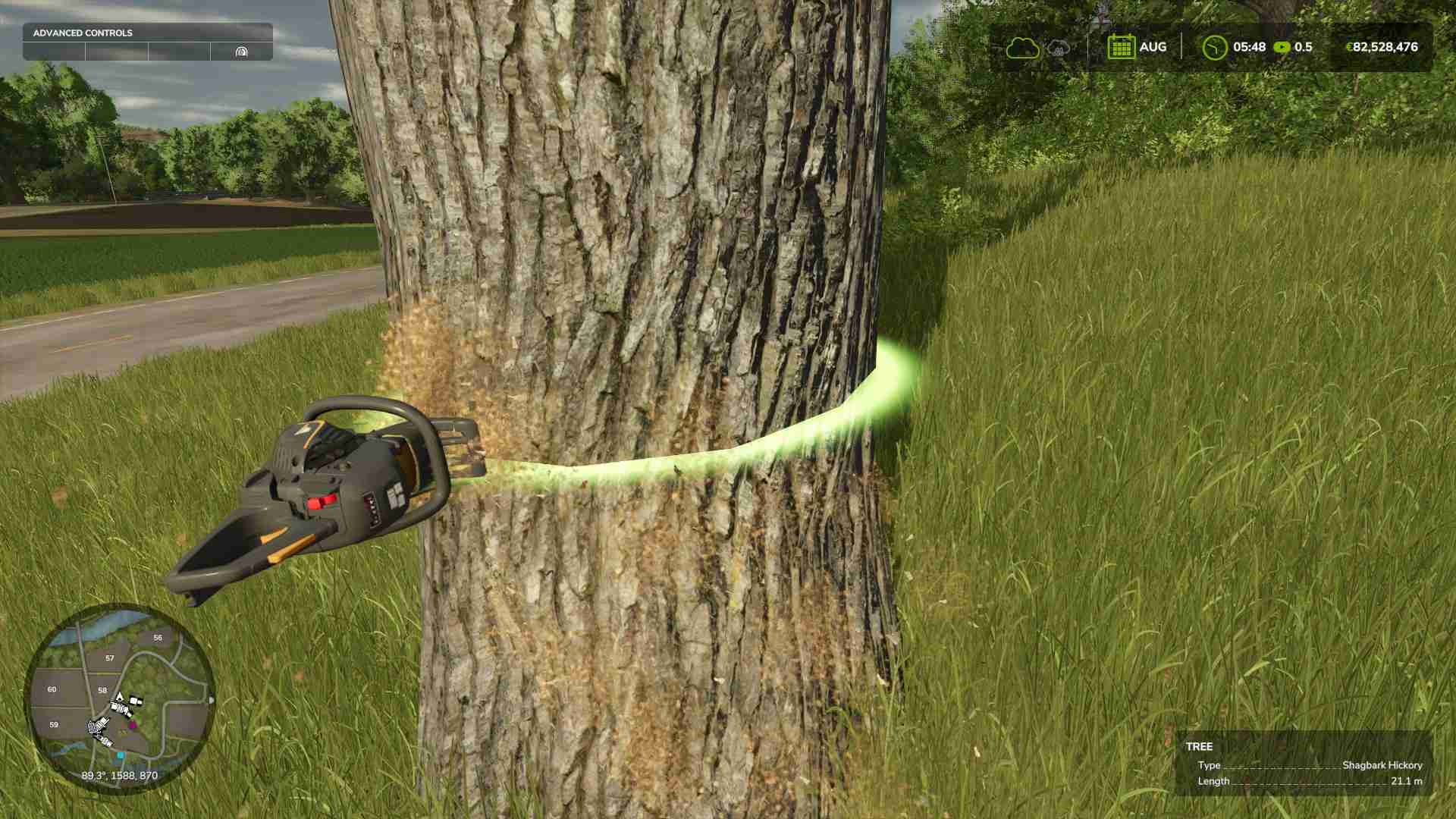 Bewältige kleinere Bäume mit der Kettensäge für einen präzisen Schnitt in Farming Simulator 25.