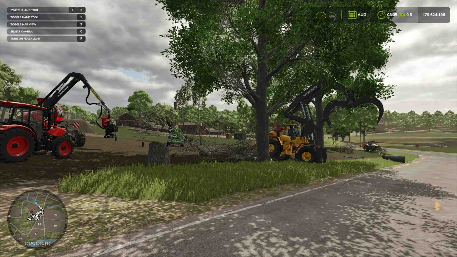 Rüste eine Kettensäge oder einen Baumernter aus, um Bäume in Farming Simulator 25 zu fällen.