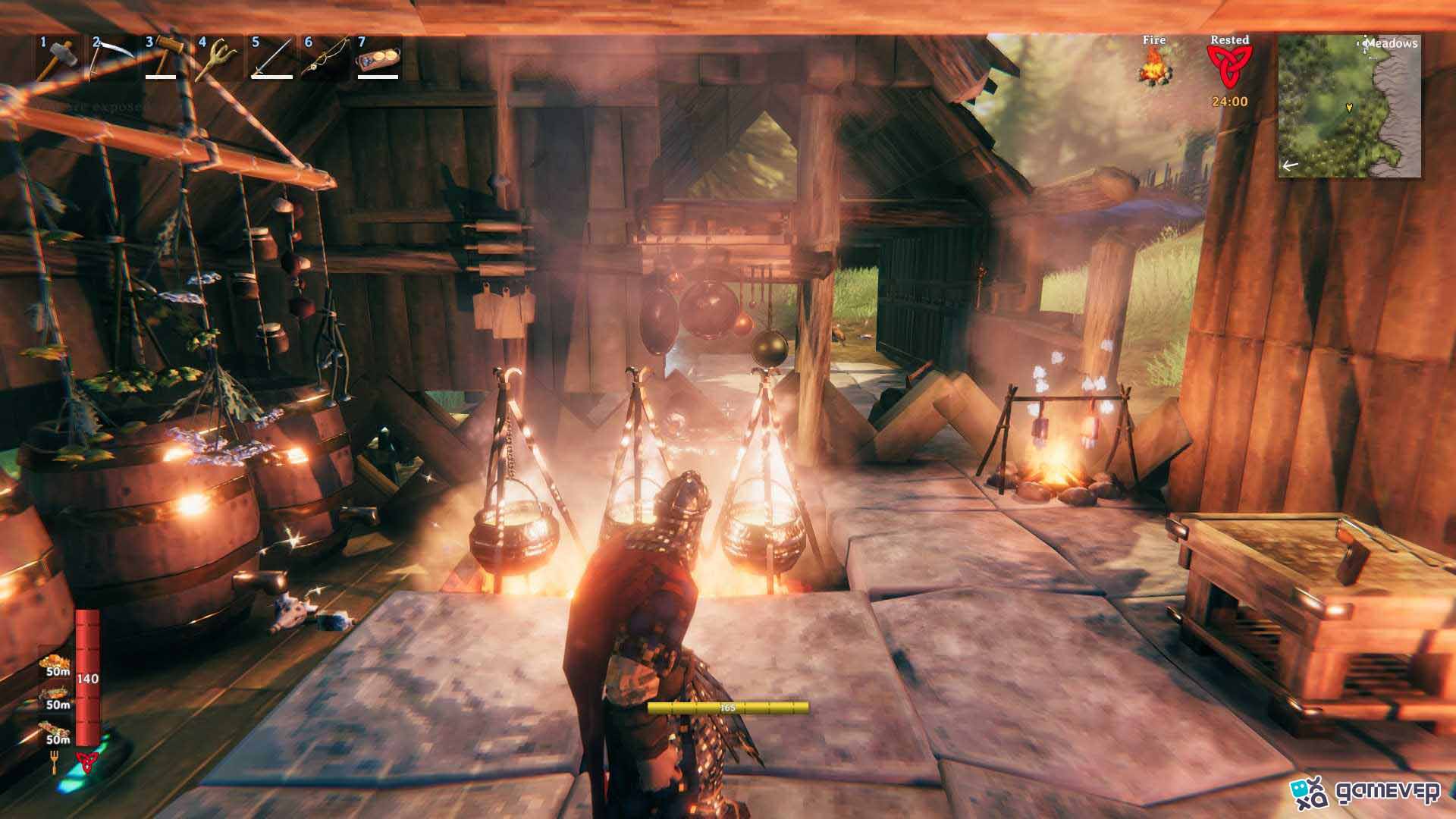 Cocina salchichas en un caldero nivel 2 en Valheim Bog Witch.