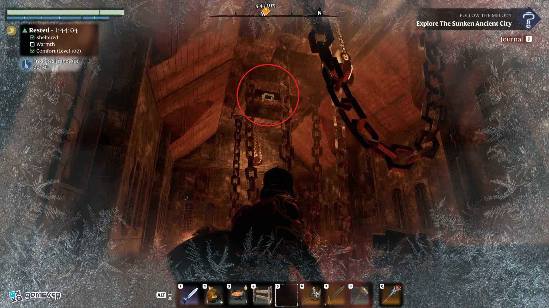 Asciende usando tu gancho de agarre dentro de la forja en Enshrouded Souls of the Frozen Frontier Update.