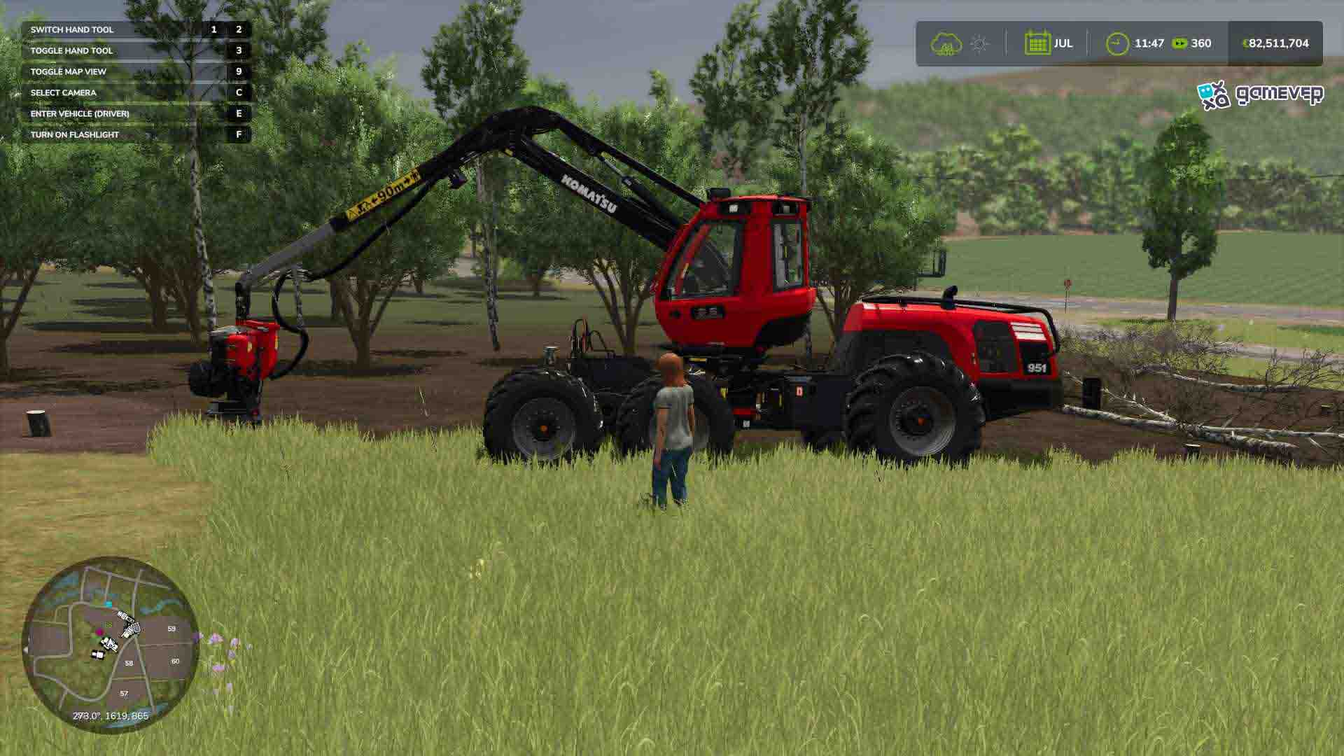Usa la Komatsu para manejar más fácilmente árboles cortados en secciones manejables.