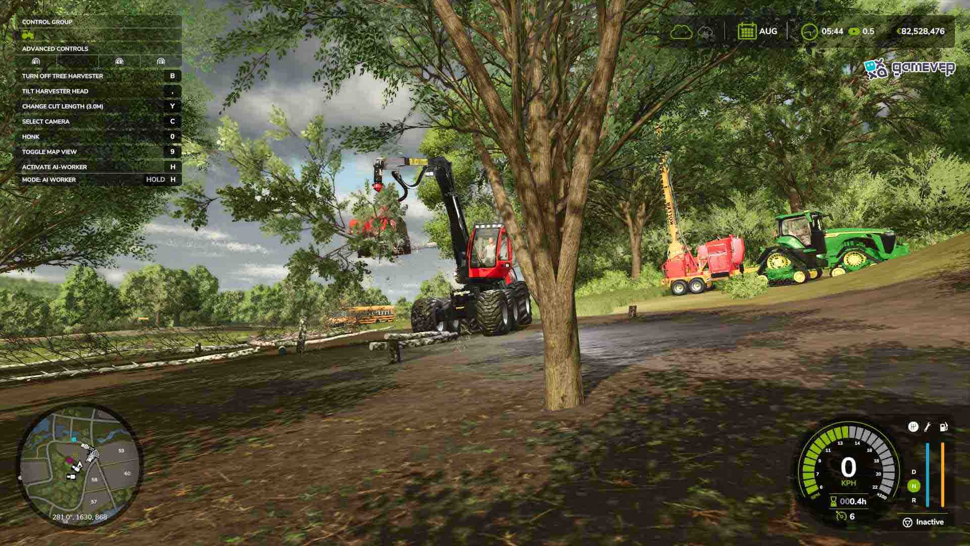Observa cómo la cosechadora asegura el árbol antes de cortarlo en Farming Simulator 25