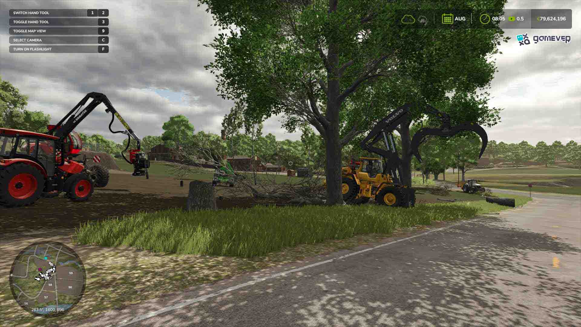 Equipa una motosierra o cosechadora de árboles para talar árboles en Farming Simulator 25.