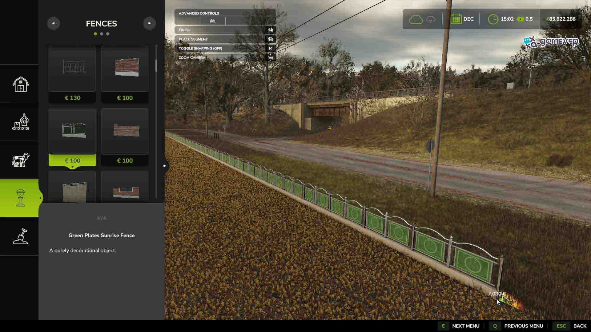 Agrega cercas y luces para decorar tu granja en Farming Simulator 25.