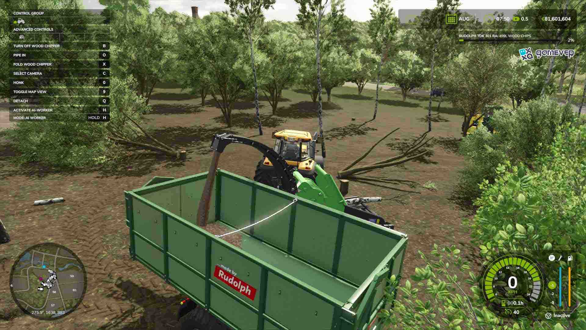 Carga astillas de madera en el remolque en Farming Simulator 25.