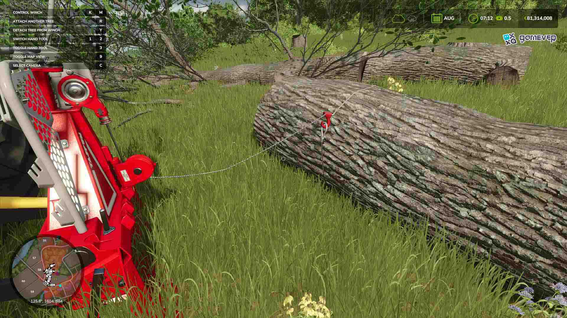 Asegura la cuerda del cabrestante al tronco en Farming Simulator 25.