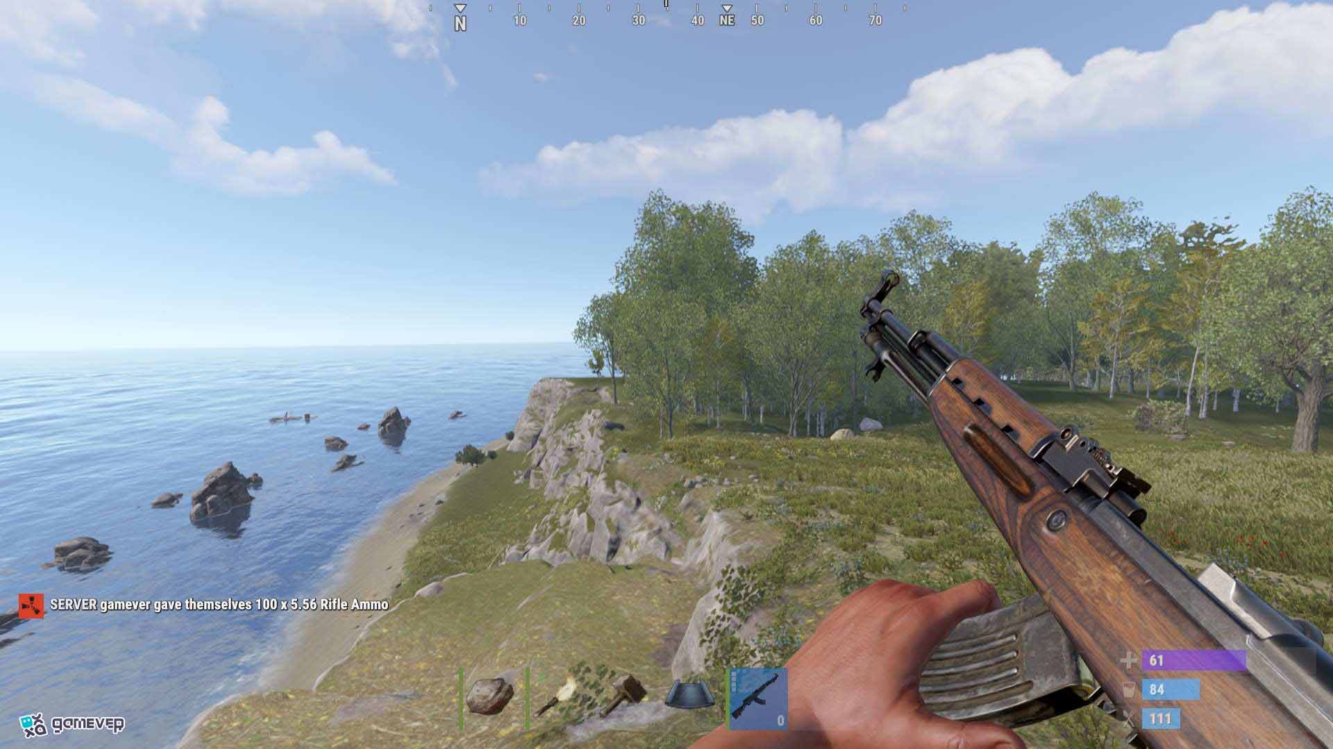 Equipa el SKS para disparos potentes a media y larga distancia en Rust.