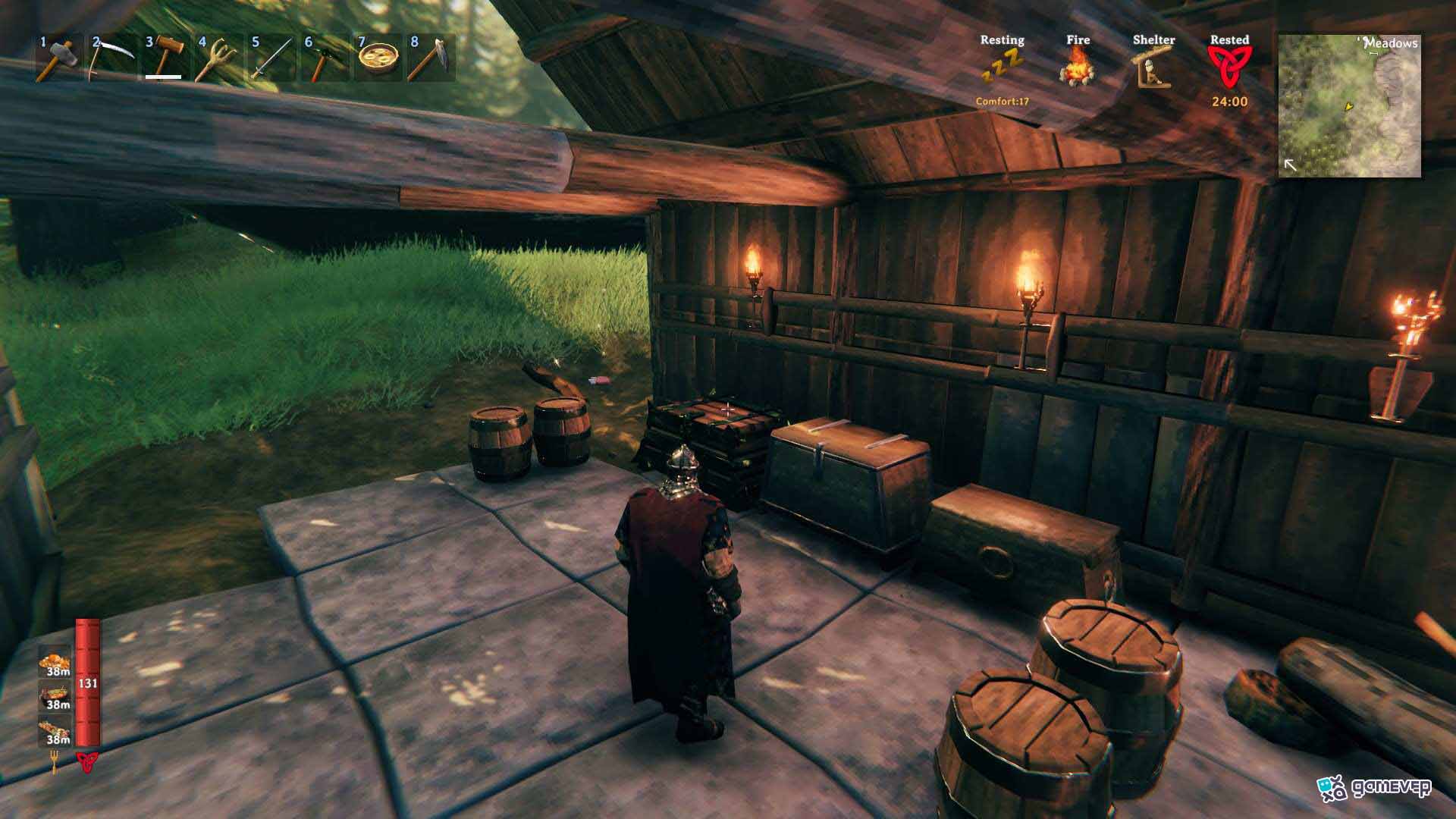 Empieza con cofres de madera simples para necesidades básicas de almacenamiento en Valheim Bog Witch