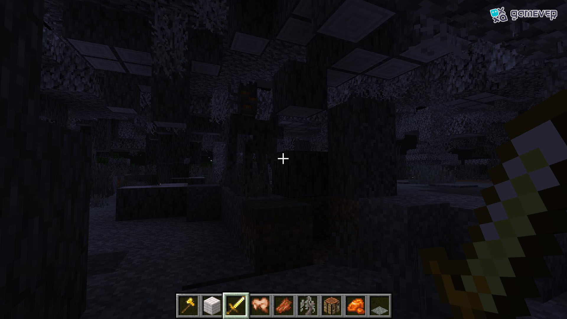Observa los tres ojos brillantes del Crujiente mientras se camufla en su entorno en Minecraft Garden Awakens