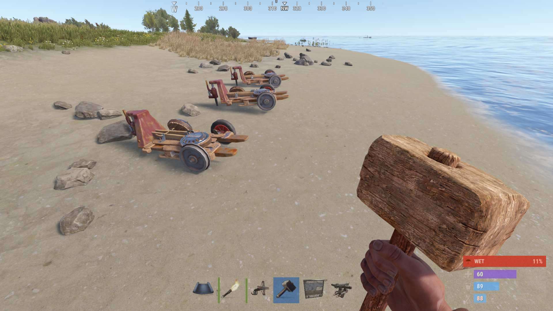 Sammle Materialien und baue die Balliste mit einem Hammer zusammen.
