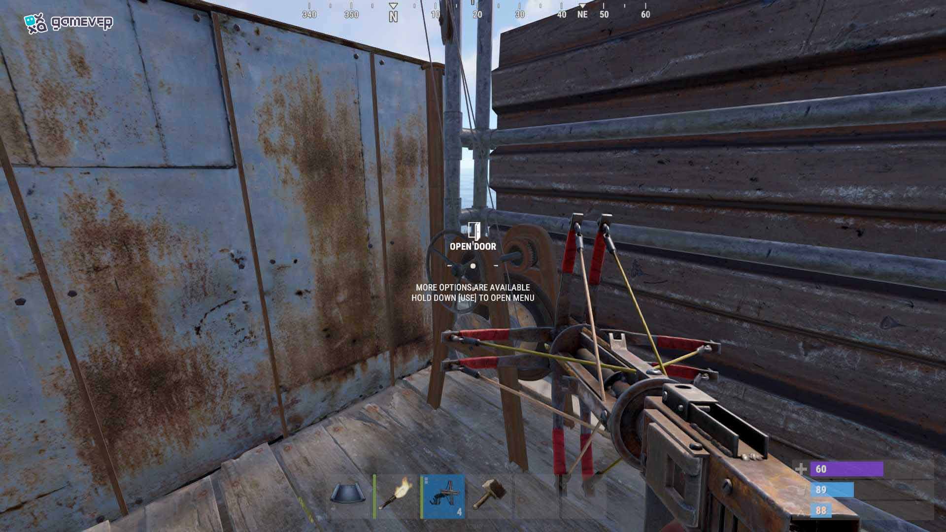 Instala una puerta en la base para mayor seguridad durante un asedio.