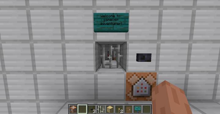 Platziere einen Knopf vor deinem Baumversteck, um deine Teleport-Falle in Minecraft zu starten.