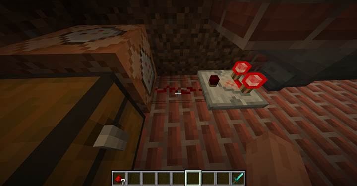 Sieh zu, wie die Wand verschwindet, sobald das Signal den Befehlsblock in Minecraft aktiviert.