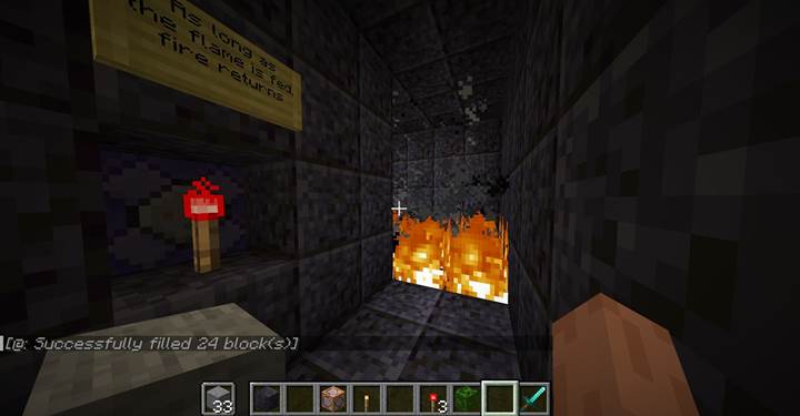 Nutze eine Redstone-Fackel, um eine Feuerbarriere in Minecraft am Leben zu halten.