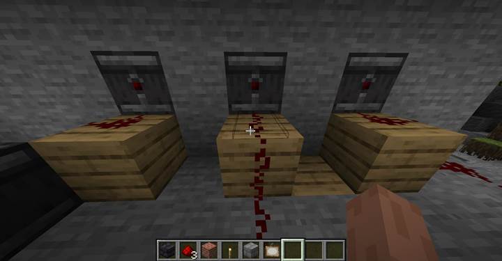 Baue eine Plattform mit Sockeln und Schildern, die jeweils von einem Minecraft-Observer überwacht werden.
