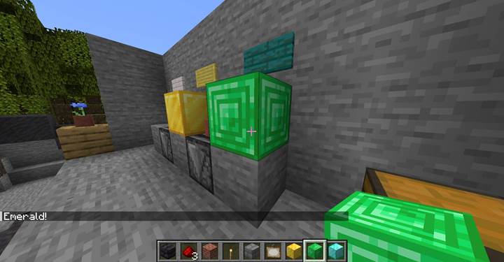 Halte den Moment fest, in dem ein Smaragdblock vor einem Observer in Minecraft platziert wird.