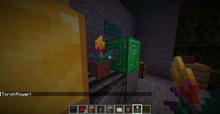 Platziere Observer unter Blumentöpfen und zeige das Pflanzen einer Blume in Minecraft.