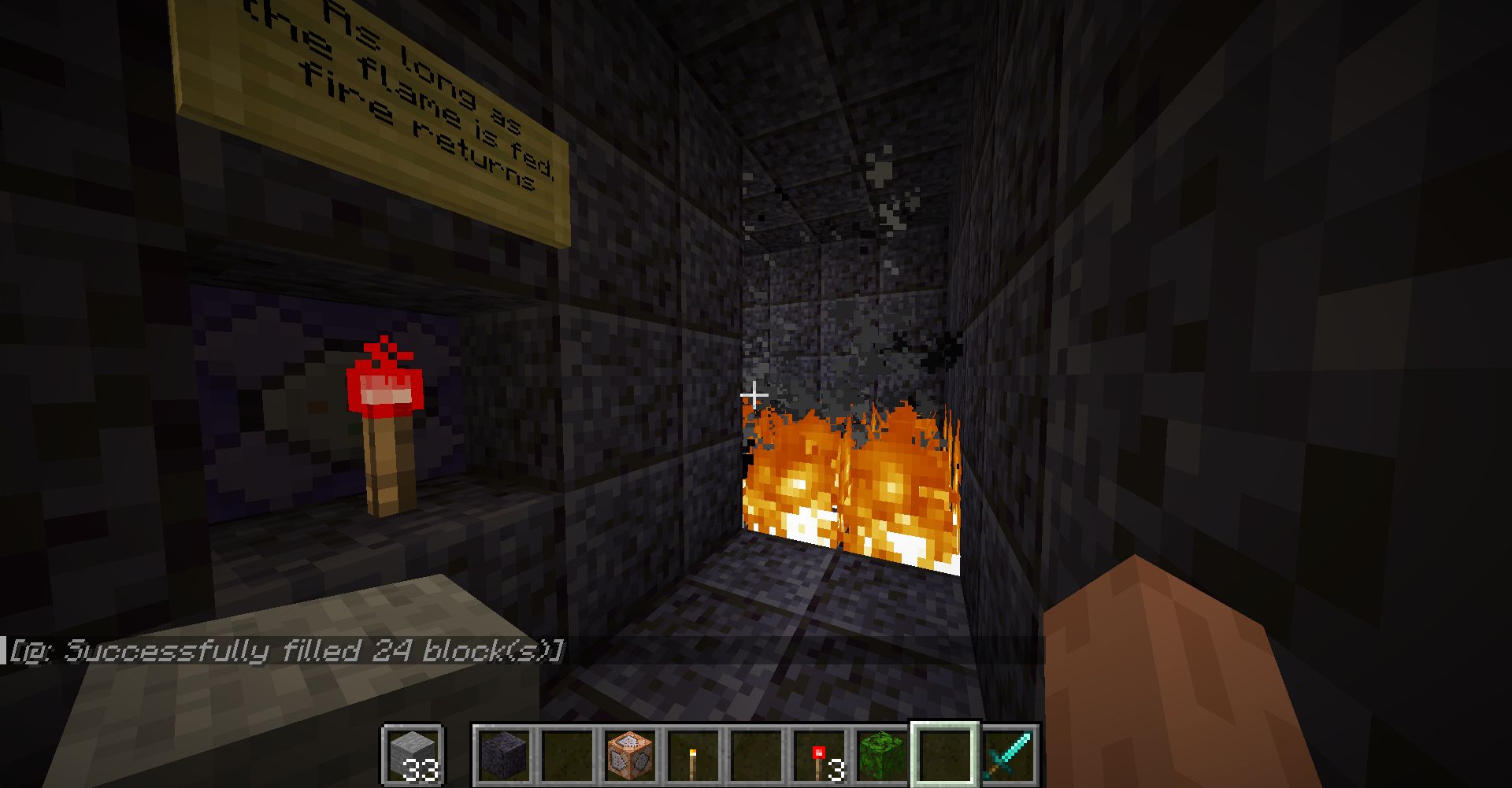 Użyj pochodni z czerwonego kamienia, aby utrzymać przy życiu barierę przeciwpożarową w grze Minecraft.