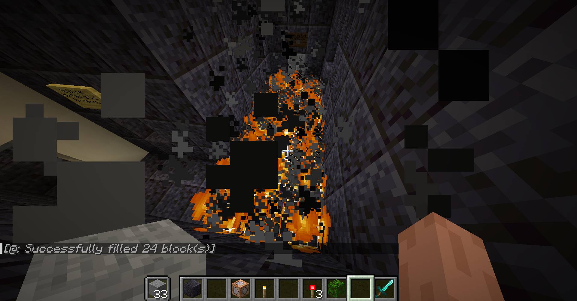 Wykorzystaj warunki pożaru, aby w inteligentny sposób chronić ścieżkę w grze Minecraft.