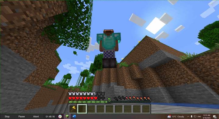 Włącz szybowanie za pomocą komponentu szybowca w grze Minecraft.