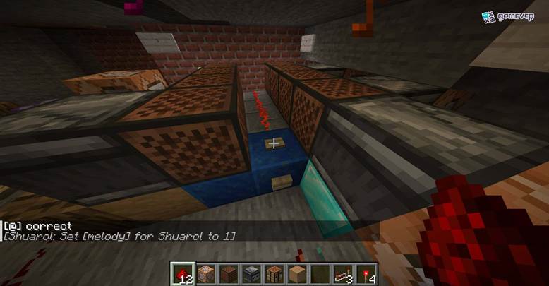 Activa un bloque de notas con redstone para que se reproduzca automáticamente.