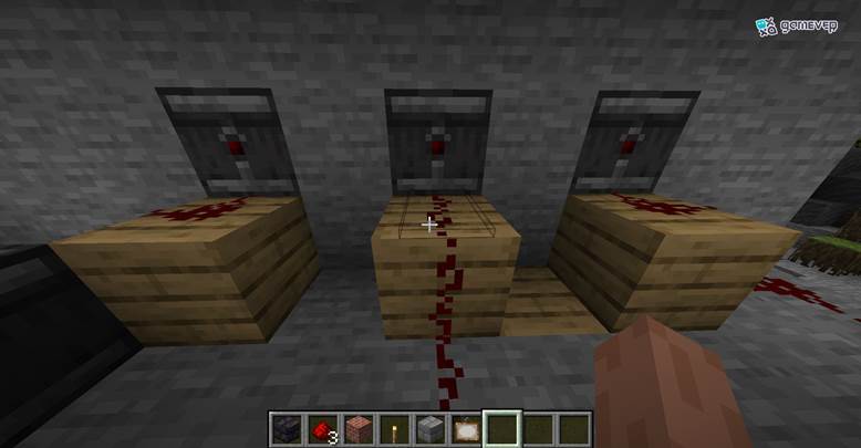 Construye una plataforma con pedestales y carteles, cada uno vigilado por un observador de Minecraft.