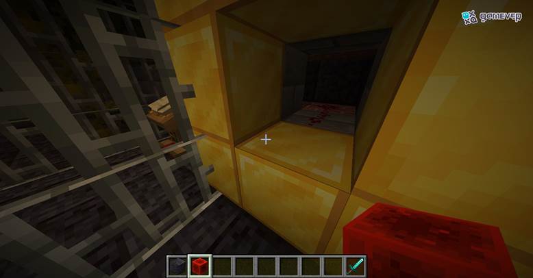 Inserta un bloque de redstone en una ranura de potencia para desbloquear secretos.